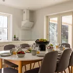 Large 5br House For 10 In *