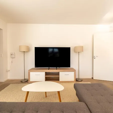 Large 5br House For 10 In