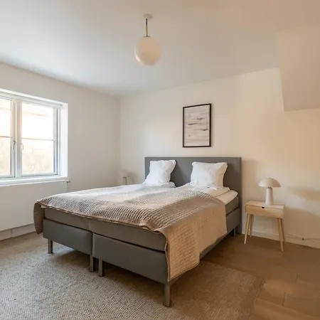 Large 5br House For 10 In Apartment